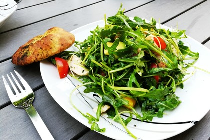 Mango-Avocado-Salat mit Hühnerstreifen