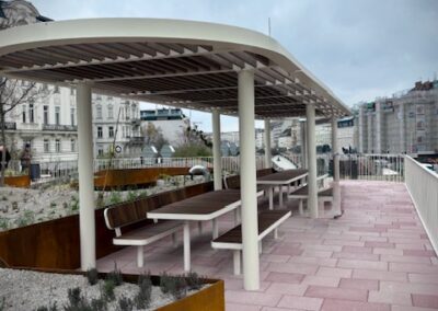 Marktraum - beschattete Tische