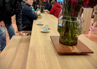 Marktraum - großer Gemeinschaftstisch im Inneren